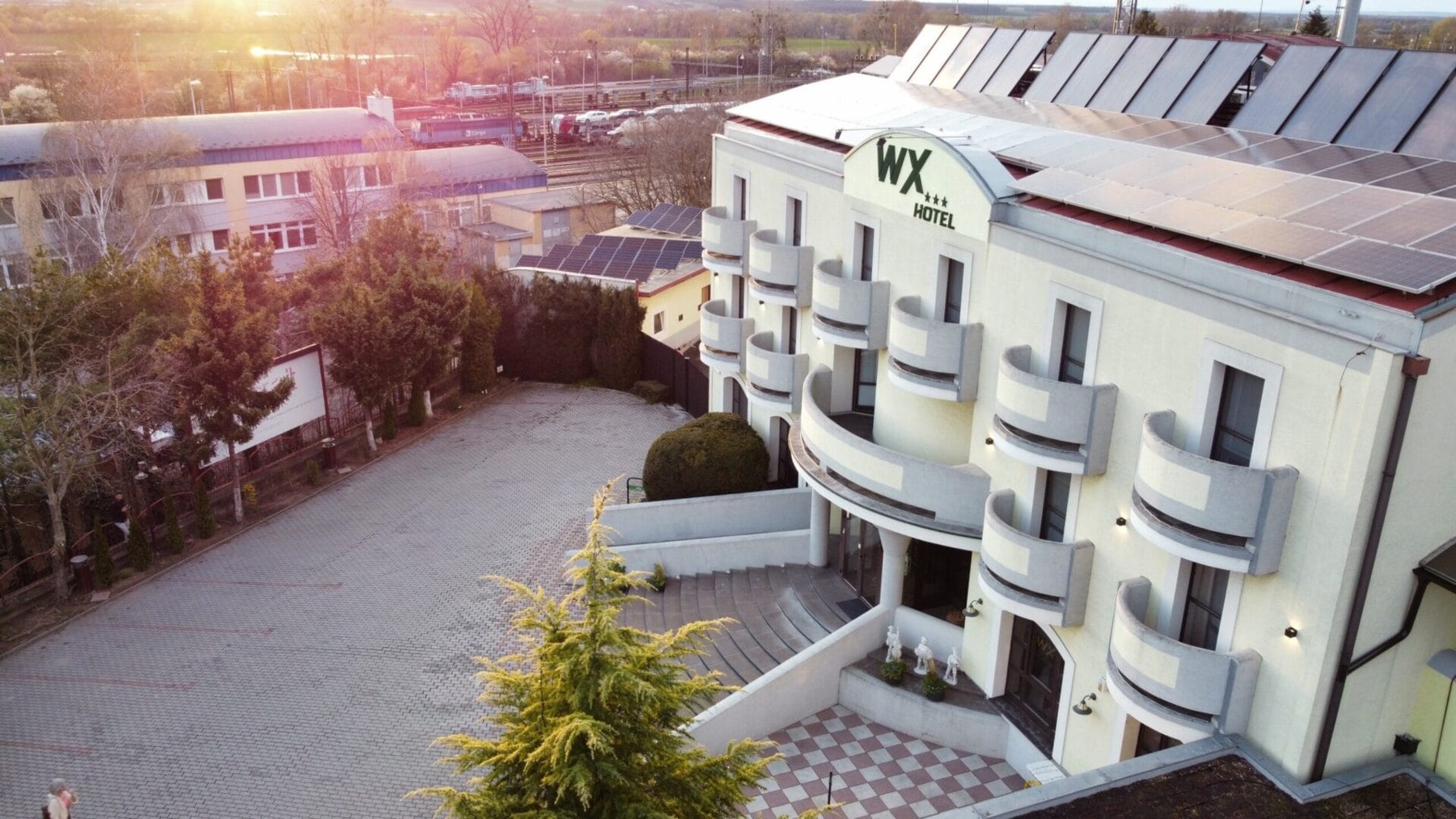 WX Hotel pri večernom svetle