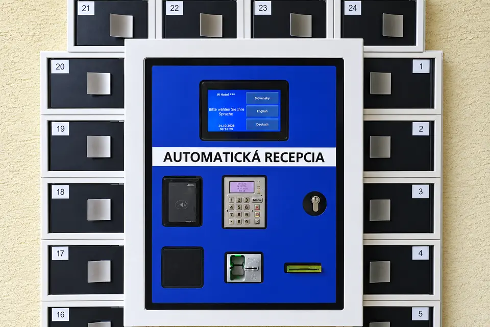 Automatická recepcia WX Hotela s platobným terminálom a schránkami na kľúče.